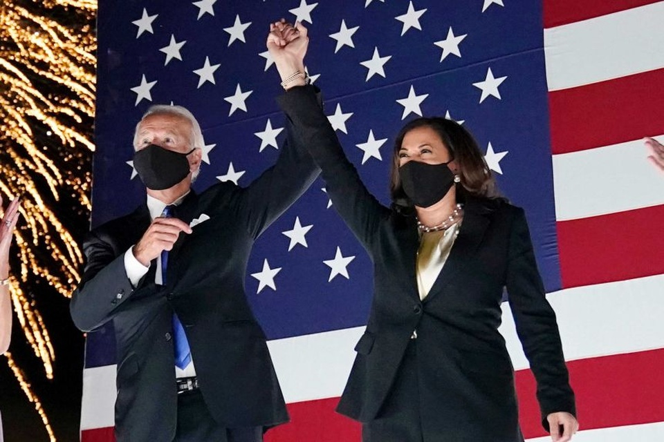 Video “phó tướng” gọi điện ăn mừng chiến thắng với ông Biden - 1 Video “phó tướng” gọi điện ăn mừng chiến thắng với ông Biden - 1