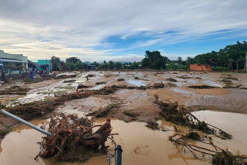 Vỡ hồ nước ở Lâm Đồng: Cả nhà vừa chạy ra cổng liền bị lũ cuốn - 1