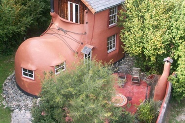 Cặp vợ chồng kiếm bộn tiền nhờ ngôi nhà độc đáo hình "chiếc giày tình yêu"