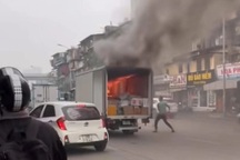 Hà Nội: Ô tô tải đang chạy bất ngờ bốc cháy trên đường Khuất Duy Tiến