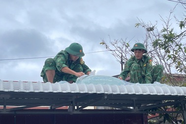 Bộ đội, công an chạy đua giúp dân trước khi bão Kalmaegi đổ bộ
