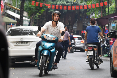 CEO điển trai Đan Mạch sống như người Việt Nam: Đi xe máy, ăn bún đậu