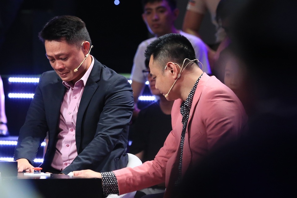 BTV Quang Minh bật khóc trên sóng truyền hình - 5 BTV Quang Minh bật khóc trên sóng truyền hình - 5