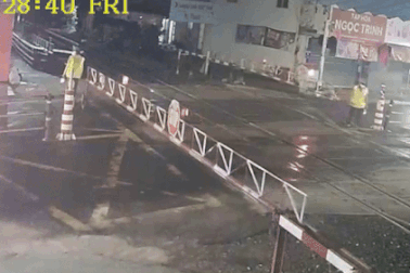 Khen thưởng 2 nữ gác chắn cứu đoàn tàu thoát tai nạn ở Đồng Nai