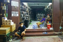Cửa hàng quần áo, quán ăn ở TPHCM ngóng chờ trạng thái bình thường mới