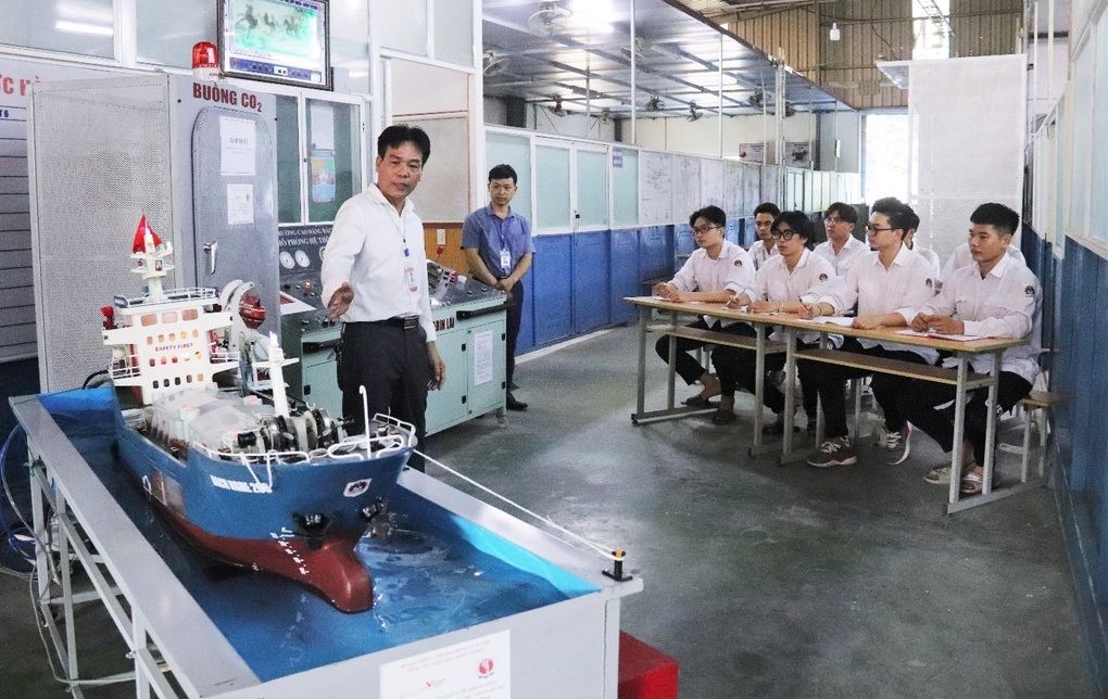 Giảng viên sáng tạo thiết bị dạy cứu sinh, cứu hỏa trên tàu thủy - 2 Giảng viên sáng tạo thiết bị dạy cứu sinh, cứu hỏa trên tàu thủy - 2