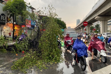 Công an Hà Nội hướng dẫn người dân di chuyển an toàn trong bão