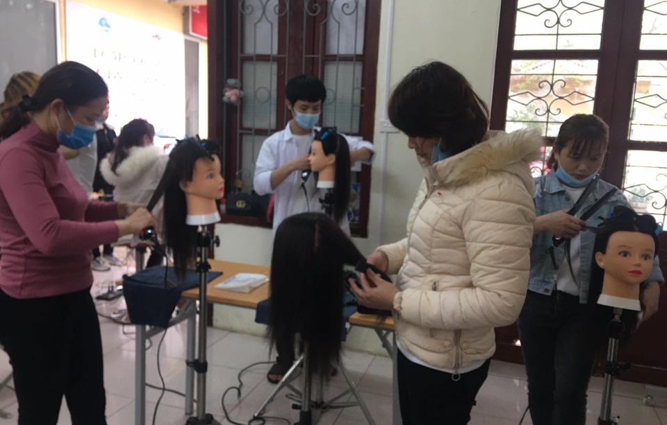 Đào tạo nghề - cần câu giảm nghèo cho phụ nữ - 1 Đào tạo nghề - cần câu giảm nghèo cho phụ nữ - 1