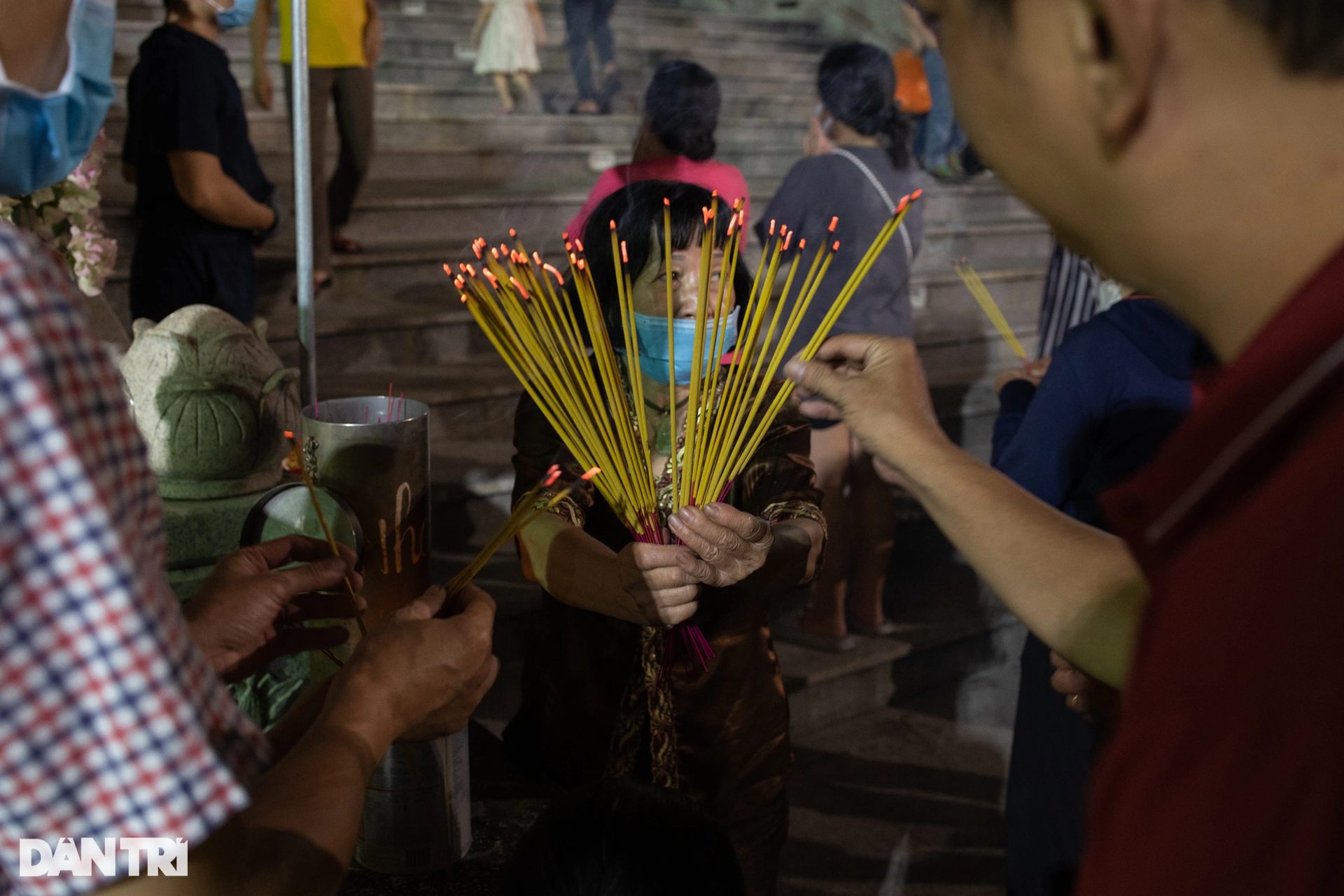 Người dân TPHCM đi chùa rạng sáng mùng 1 Tết để cầu may mắn - 4 Người dân TPHCM đi chùa rạng sáng mùng 1 Tết để cầu may mắn - 4