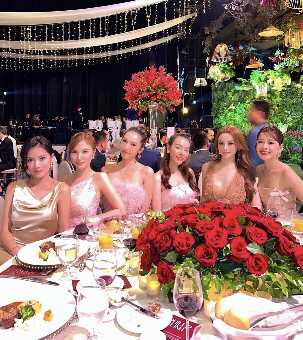 Lễ cưới xa hoa của em chồng Hà Tăng: Chi 2 tỷ đồng tặng quà cho khách đi dự - 2 Lễ cưới xa hoa của em chồng Hà Tăng: Chi 2 tỷ đồng tặng quà cho khách đi dự - 2