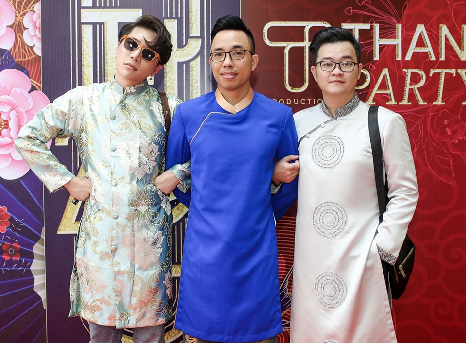 Hồ Ngọc Hà ngại ngùng khi hát lô tô cùng đoàn nghệ sĩ chuyên nghiệp - 12 Hồ Ngọc Hà ngại ngùng khi hát lô tô cùng đoàn nghệ sĩ chuyên nghiệp - 12