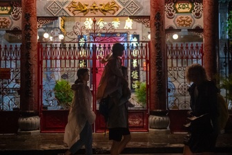 Phố cổ Hội An vắng lặng lạ thường trước bão số 13