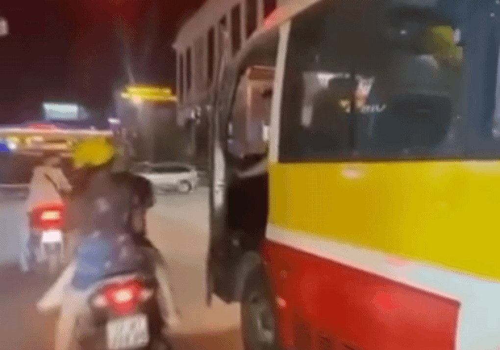 Tài xế xe buýt mở cửa đập vào người đi xe máy còn buông lời đe dọa - 1 Tài xế xe buýt mở cửa đập vào người đi xe máy còn buông lời đe dọa