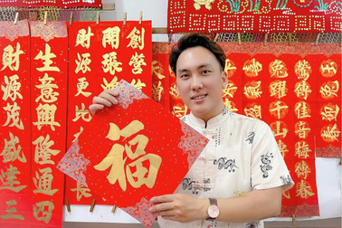 Chàng trai viết liễn Tết nối nghiệp 3 đời của gia đình gốc Hoa