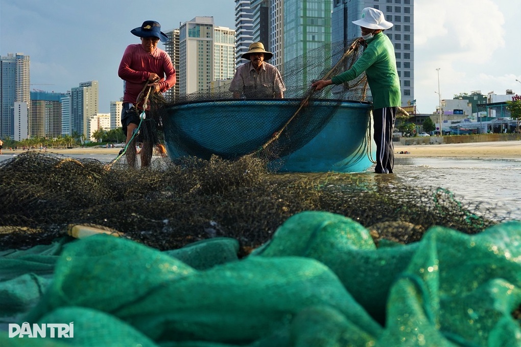 Hết thời dọc ngang trên biển, lão ngư chuyển nghề đi thụt lùi mưu sinh - 2 Hết thời dọc ngang trên biển, lão ngư chuyển nghề đi thụt lùi mưu sinh - 2