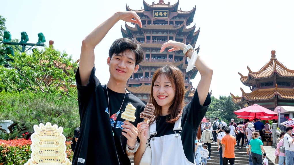 Bị thất nghiệp, giới trẻ Trung Quốc vẫn chi tiền mua sắm và đi du lịch - 1 Bị thất nghiệp, giới trẻ Trung Quốc vẫn chi tiền mua sắm và đi du lịch - 1