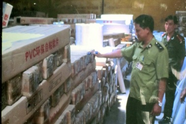 Sang Việt Nam du lịch, “tiện thể” buôn lậu giấy dán tường