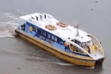 Phút "nghẹt thở" cứu người phụ nữ nhảy cầu ở sông Sài Gòn