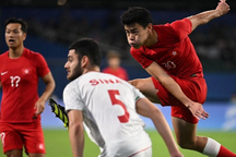 Olympic Iran thua sốc Hong Kong, Nhật Bản hạ Triều Tiên ở tứ kết Asiad 19
