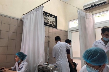 Vụ cháy nhà máy Rạng Đông: Phóng viên tại hiện trường đau đầu, chếnh choáng đi khám bệnh