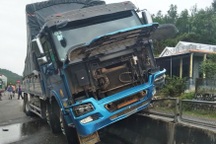 Tài xế ngủ gật, xe tải leo lên dải phân cách