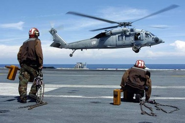 Trực thăng hải quân Mỹ chở 5 người rơi xuống Biển Đỏ
