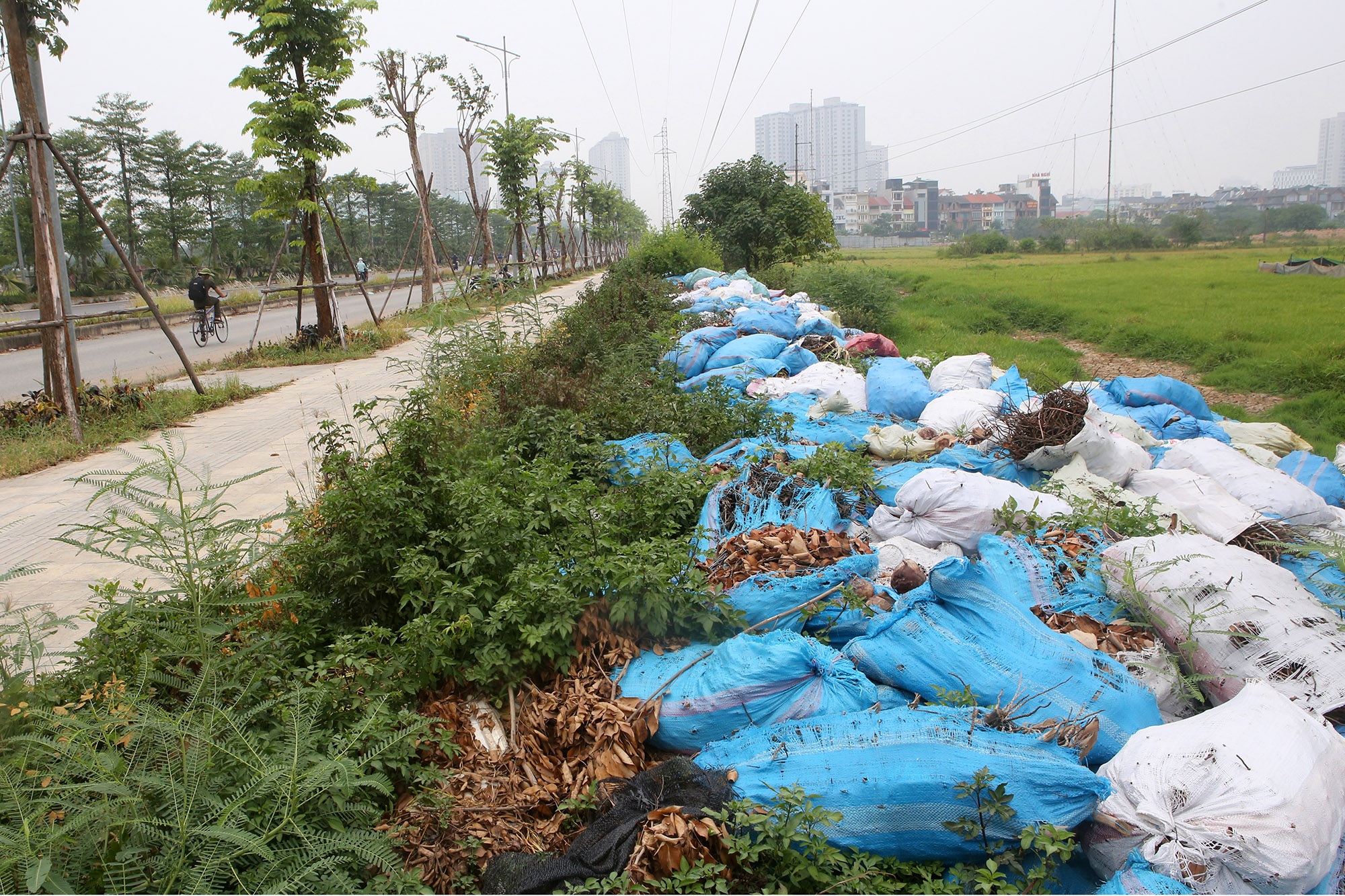 Rác ngổn ngang dọc tuyến đường nghìn tỷ giữa trung tâm Hà Nội - 8 Rác ngổn ngang dọc tuyến đường nghìn tỷ giữa trung tâm Hà Nội - 8