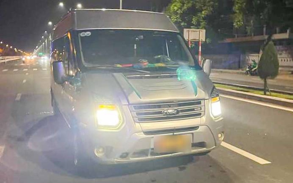 Tài xế có hơi men vượt đèn đỏ để trốn công an - 2 Tài xế có hơi men vượt đèn đỏ để trốn công an - 2