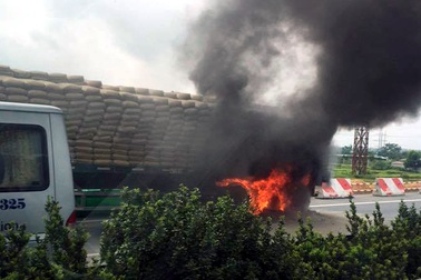 Hà Nội: Xe rơ-moóc bốc cháy, cao tốc ùn tắc kéo dài