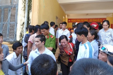 Cưa bom lấy thuốc, 9 bị cáo lãnh gần 44 năm tù