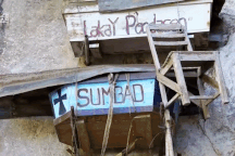 Quan tài chứa xác người chết treo lủng lẳng trên vách đá hàng nghìn năm