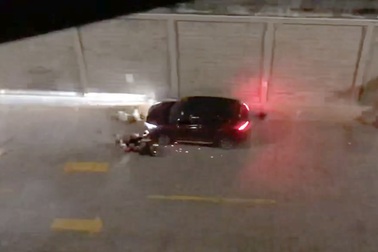 Ô tô tông xe máy toé lửa, 2 người bị thương nặng