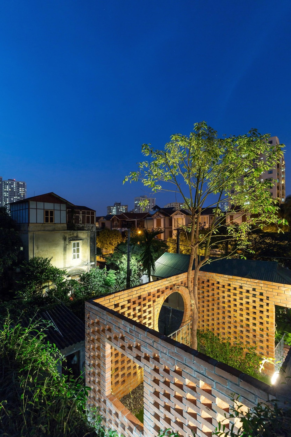 Ngôi nhà gạch trần 800 triệu ở Hà Nội gây sốt bởi vẻ đẹp độc, lạ - 11