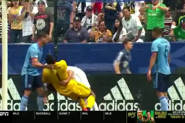 Ibrahimovic bị cấm 2 trận thi đấu vì bóp cổ thủ môn đối phương