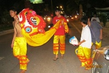 Phát hoảng xem các đội lân nhí “tung hoành” giữa đường