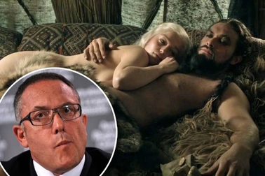 "Nữ hoàng cảnh nóng" bị chê... "trông vừa lùn vừa chán"