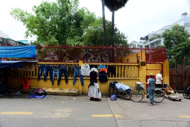 Mộ cổ trăm năm bị sơn vẽ, chiếm dụng làm chỗ buôn bán