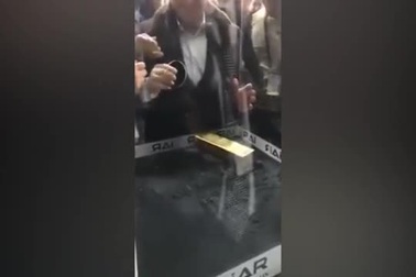 Du khách bất lực lấy thỏi vàng nặng 20kg trong lồng kính