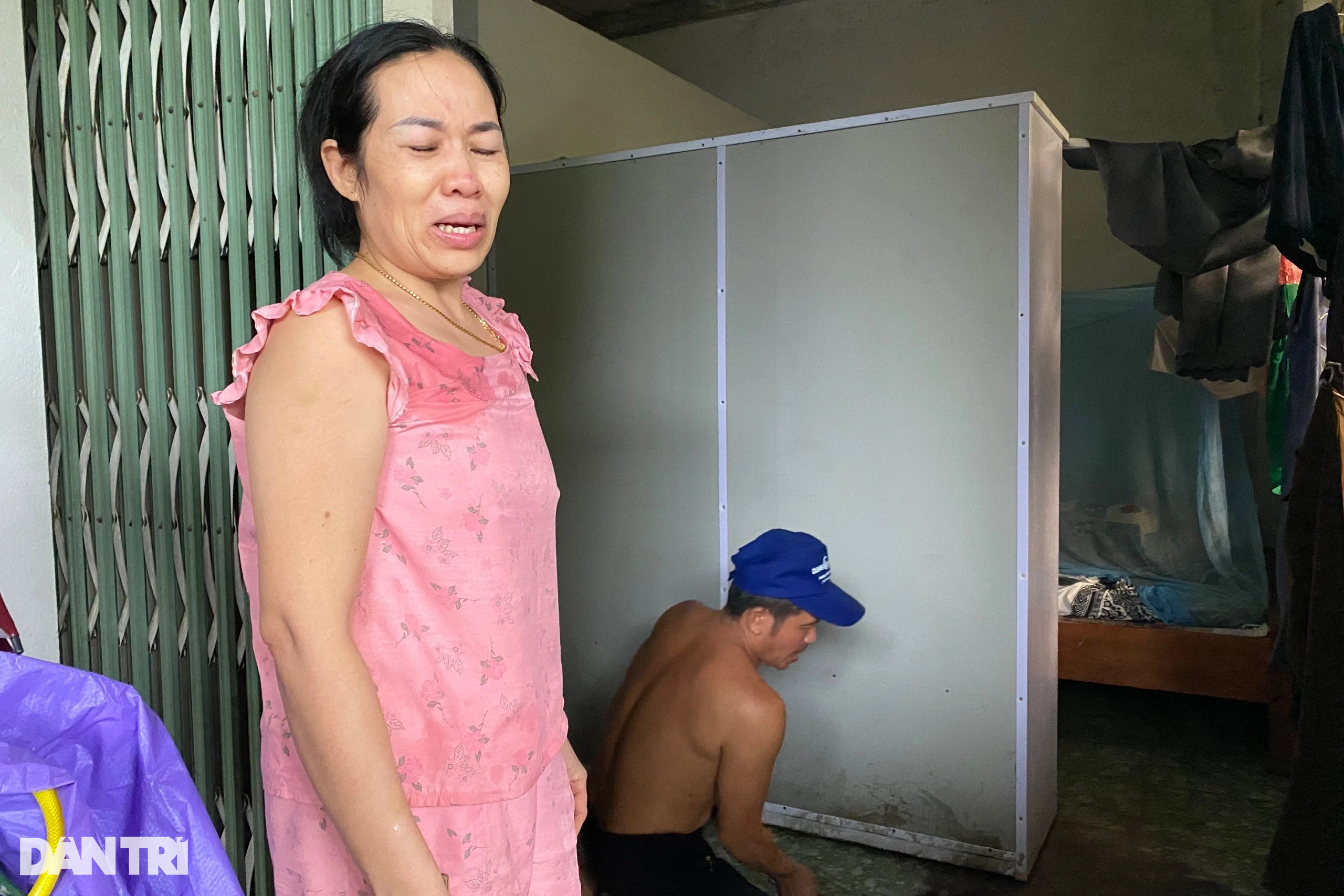 Người dân Đà Nẵng bật khóc khi nước cùng đất đá ập thẳng vào nhà - 3