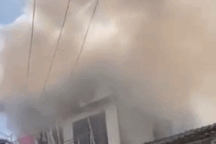 Cháy nhà dân ở TPHCM, khói bao trùm khiến nhiều người hốt hoảng