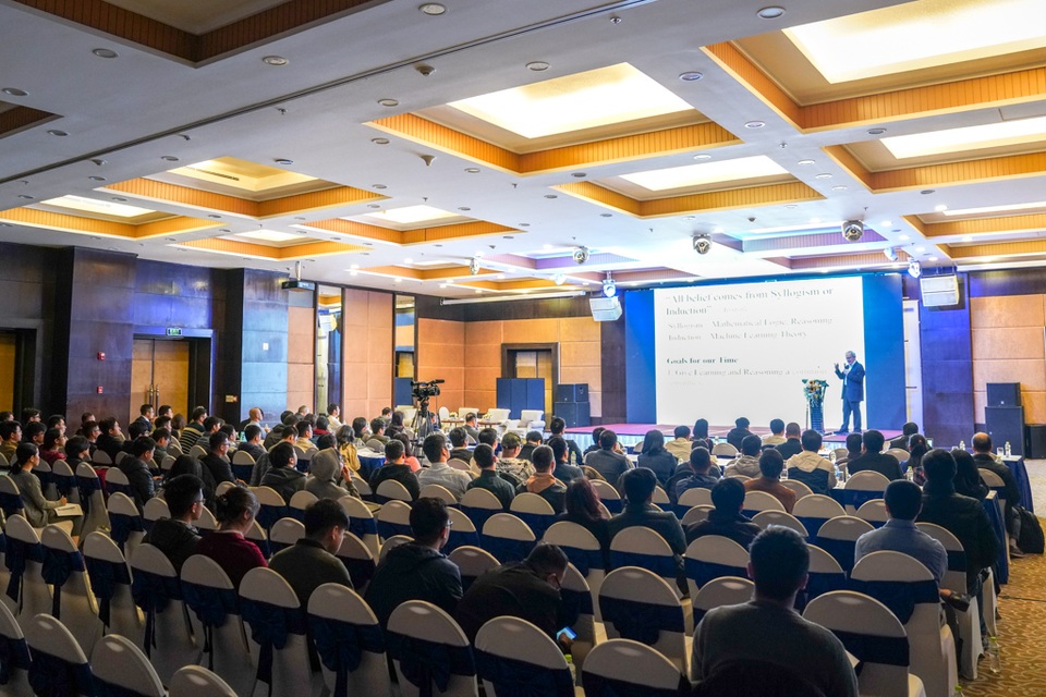 Giáo sư hàng đầu về lý thuyết học máy “thổi lửa” cho chuyên gia Việt về trí tuệ nhân tạo - 2 Giáo sư hàng đầu về lý thuyết học máy “thổi lửa” cho chuyên gia Việt về trí tuệ nhân tạo - 2