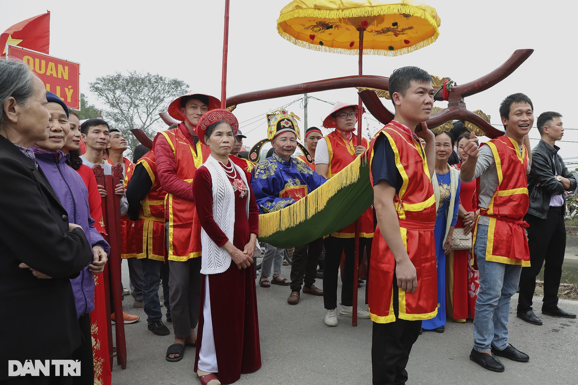 Tái hiện sinh động vua, chúa, quan tứ trụ về bái yết trong lễ hội ở Hà Nội - 4 Tái hiện sinh động vua, chúa, quan tứ trụ về bái yết trong lễ hội ở Hà Nội - 4