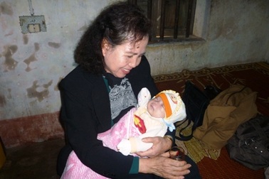 Thăm và trao quà tới bé Nhân Từ dịp cuối năm  