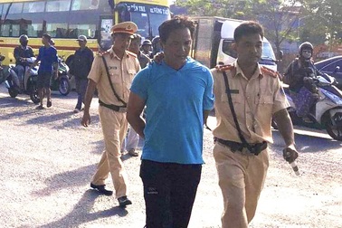 Bắt tạm giam tài xế tông xe CSGT trên cầu Đồng Nai