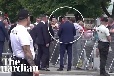 Khoảnh khắc Thủ tướng Slovakia bị bắn