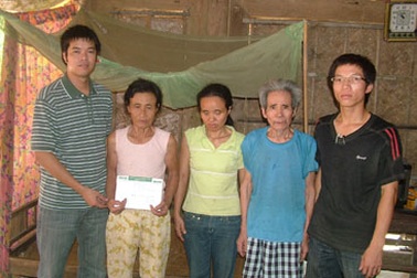 Quà nhân ái đến với đôi vợ chồng già nuôi 4 con mù loà