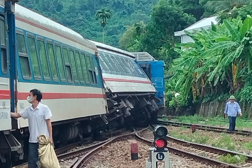 Tàu khách trật bánh, lật nghiêng ở đèo Hải Vân - 1 Tàu khách trật bánh, lật nghiêng ở đèo Hải Vân - 1