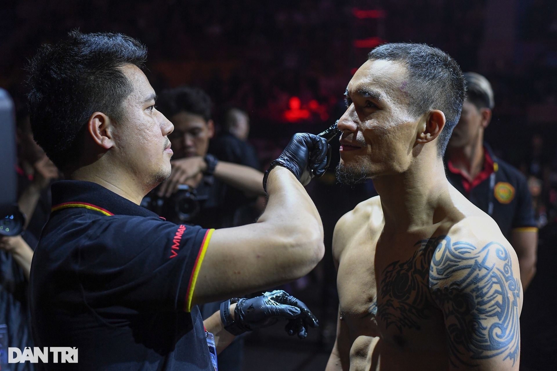 Khoảnh khắc Trần Quang Lộc hạ knock-out Lý Tiểu Long sau cú đấm liên hoàn - 2 Khoảnh khắc Trần Quang Lộc hạ knock-out Lý Tiểu Long sau cú đấm liên hoàn - 2