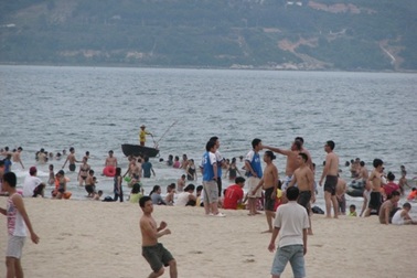 Đổ xô ra biển “xả hơi” ngày lễ