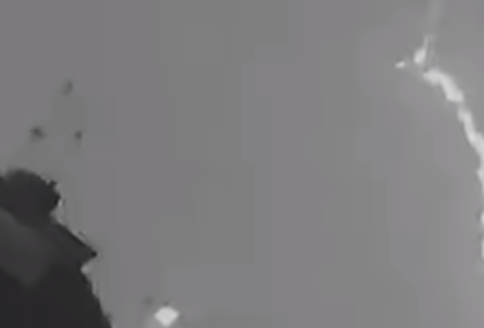 Hiếm hoi khoảnh khắc sét đánh trúng máy bay thương mại - 1